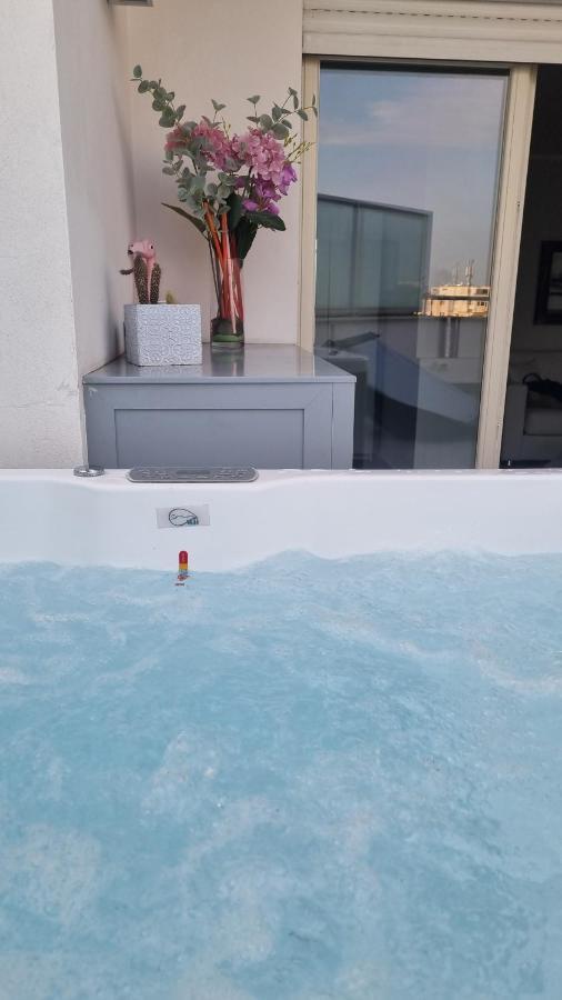 Penthouse 40 In Trastevere With Seasonally Jacuzzi Rome Exterior photo