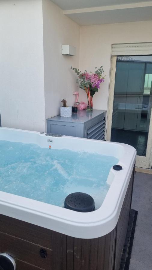 Penthouse 40 In Trastevere With Seasonally Jacuzzi Rome Exterior photo